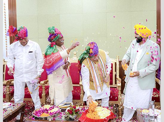 CM Bhagwant Mann celebrates Holi with Khattar and Haryana Governor ( View Pics)