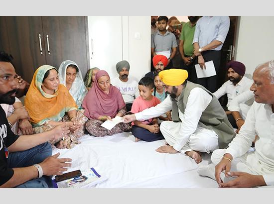 CM Mann HANDS OVER CHEQUE WORTH RS 1 CRORE  AS FINANCIAL ASSISTANCE TO FAMILY OF MARTYR NAIK SURINDER SINGH