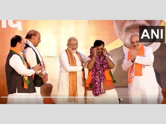 Warm gesture at BJP HQ: PM Modi returns gesture, garlands Nitin Nabin; Watch Video


