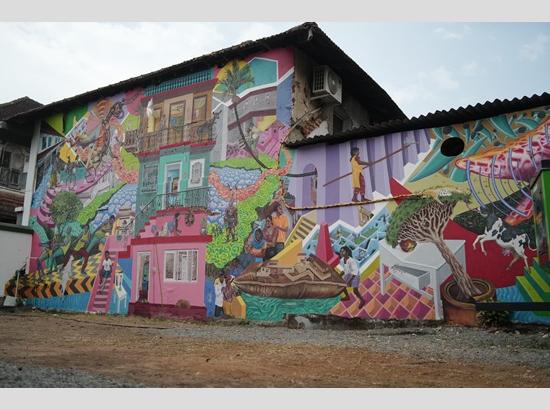 KBF’s Island Mural Project attracts passersby in Fort Kochi, Mattancherry.......by Sukant Deepak
