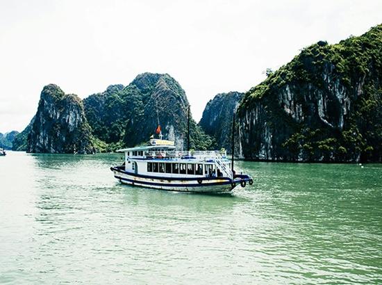 Vietnam: 37 dead as tourist boat capzises in Halong Bay