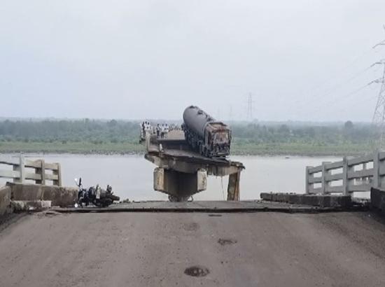 9 dead, Vadodara Bridge Collapse: 3-4 vehicles fell into Mahisagar River

