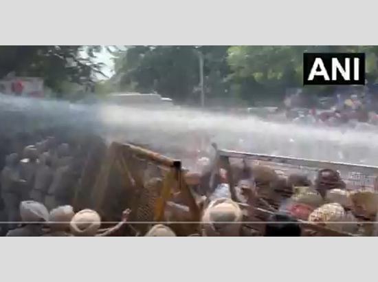 Breaking: Police use water cannons on Congress protesters in Patiala; Warring detained