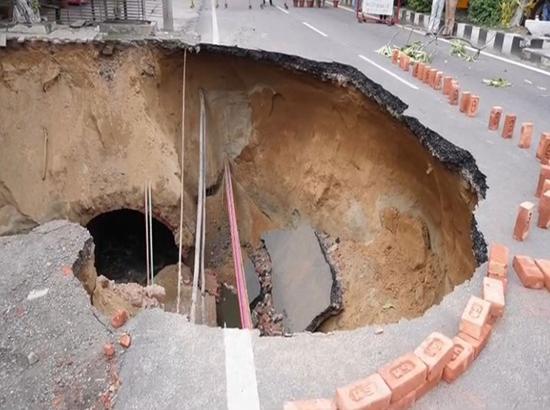 Massive road cave-in in Ludhiana's Kitchlu Nagar triggers house evacuation and traffic chaos