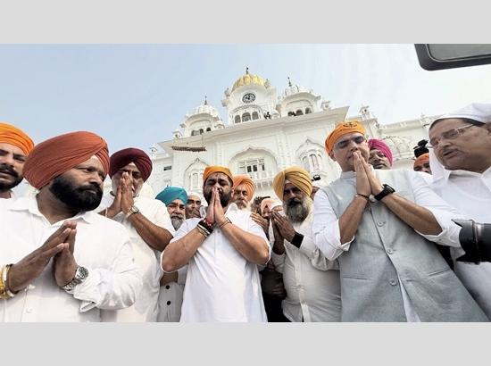 Pargat Singh, Sachin Pilot pay obeisance at Golden Temple, signal Congress unity ahead of 2027 Punjab Polls