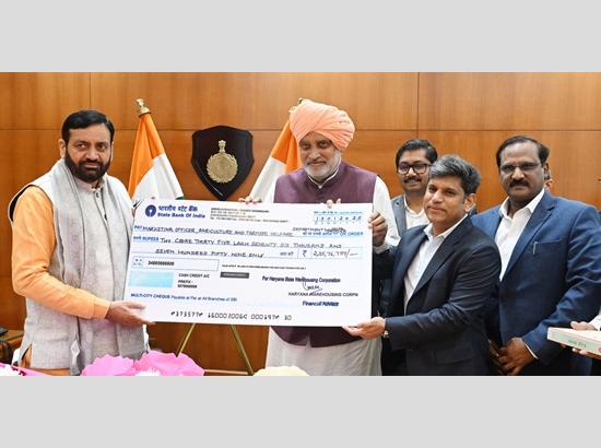 Haryana State Warehousing Corporation hands over cheque of Rs 2.35 crore to Haryana CM as dividend for the financial year 2021-22