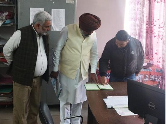 Minister Harpal Cheema conducts surprise checking at Pathonkot GST office