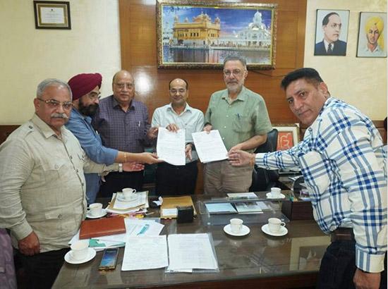 Health Minister Balbir Singh assures chemists, pharmacists of action on key issues
