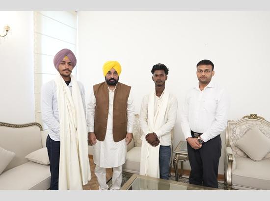 CM Mann meets two brave youth who saved 11 lives in canal incident