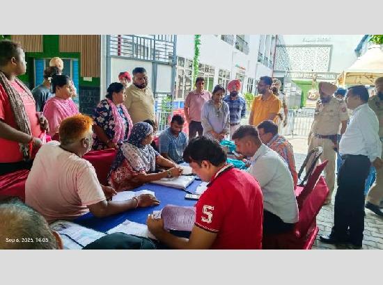 Commissioner Babita inspects SIR camps in Ferozepur, Reviews electoral roll revision work