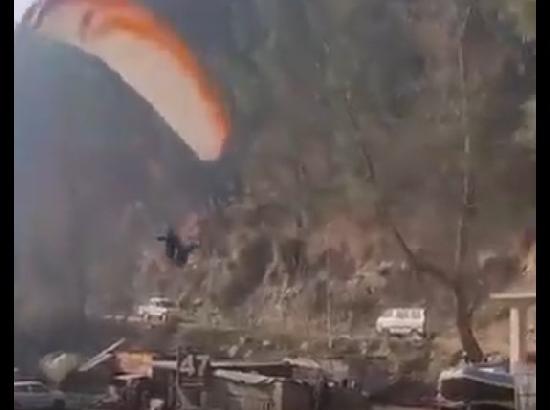 Paraglider makes crash landing on Manali road, pilot escapes with minor injuries; Watch Video
