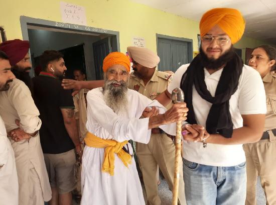 Panchayat Elections 2024: Centenarian Kartar Singh casts  vote, celebrates in Ferozepur