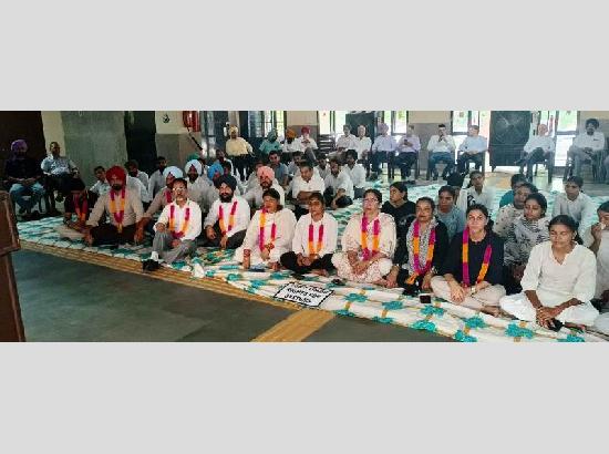Ferozepur Advocates continue Chain Hunger Strike against LADC Policy