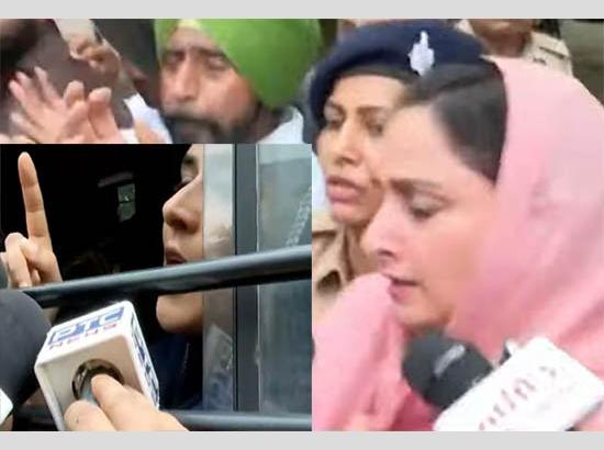 Chandigarh Breaking: Harsimrat Kaur Badal, Ganeev Kaur Majithia detained during SAD Women Wing protest