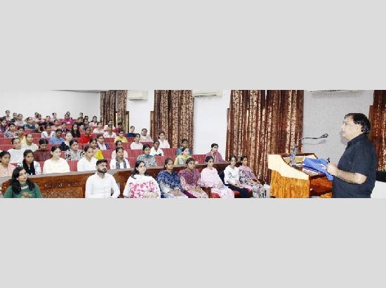 DSCW holds seminar on ‘Why Theory? An Introduction to Literature and Literary Theory’ 