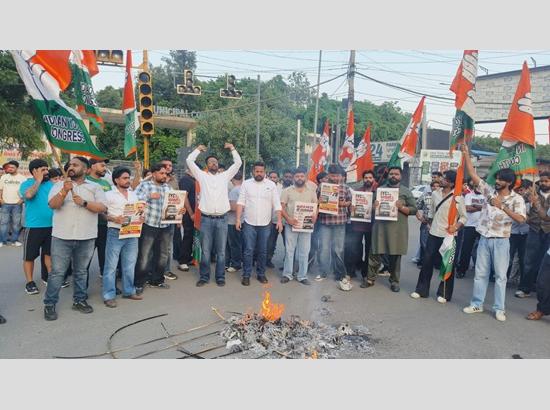 Jalandhar Youth Congress burns effigies of PM Modi, Amit Shah over ‘stone-laden truck’ row