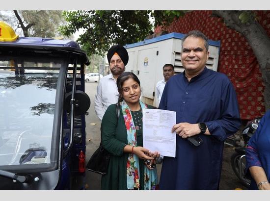 From Roadside Vendor to E-Rickshaw Owner: MP Arora Helps Sonam Arora Start Anew
