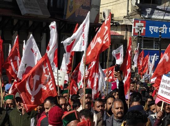 Himachal farmers gherao secretariat, demand implementation of Supreme Court land policy