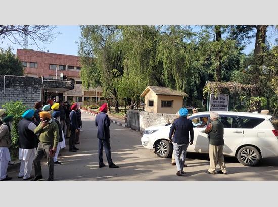 CM Bhagwant Mann holding meeting with SKM leaders ahead of their planned protest; Watch Video 