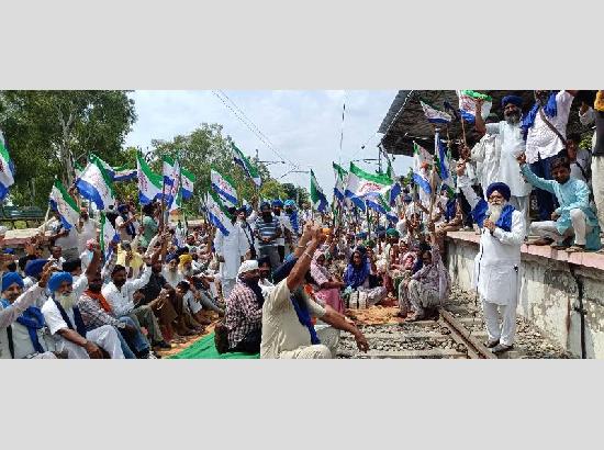 Kisan Mazdoor Morcha launches rail blockade at Mallwanwala over pending demands

