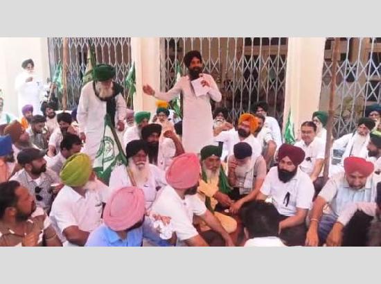 KKU protests outside Cooperative Bank over farmers’ demands
