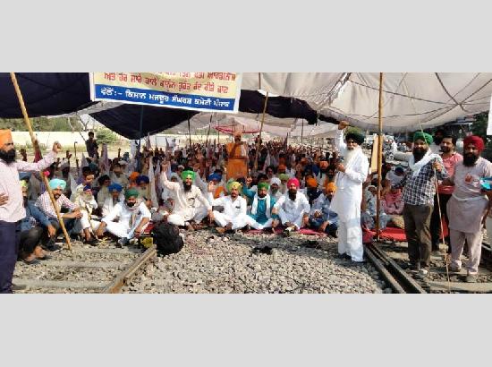 Temporary Truce: Ferozepur farmers clear railway track, protest to continue at Amritsar