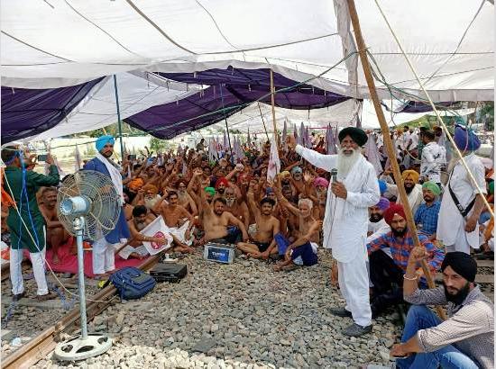 Farmers protest continue on railway track after taking off clothes in Ferozepur