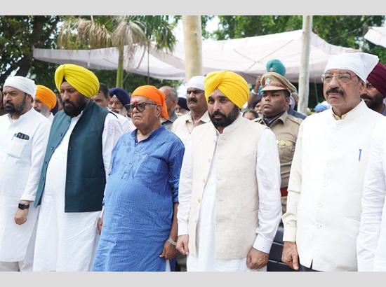 Punjab CM Mann joins thousands of mourners to give tearful adieu to Fauja Singh; View Pics  