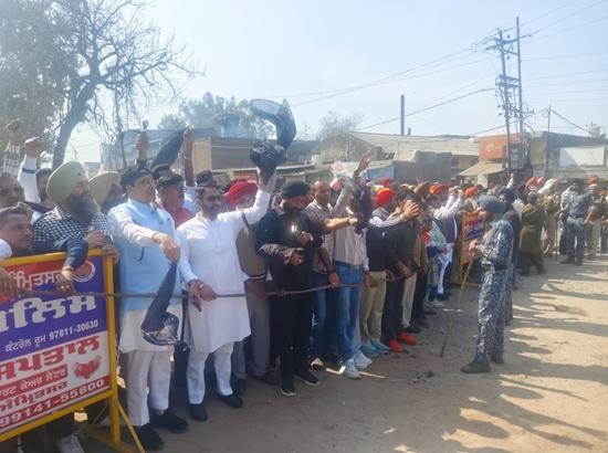 AAP stages black-flag protest against Haryana CM Saini in Amritsar