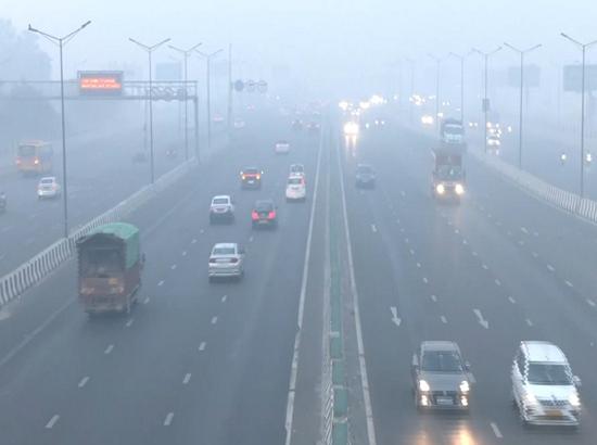 Dense smog engulfs Delhi; AQI slips to 'severe' category at 418