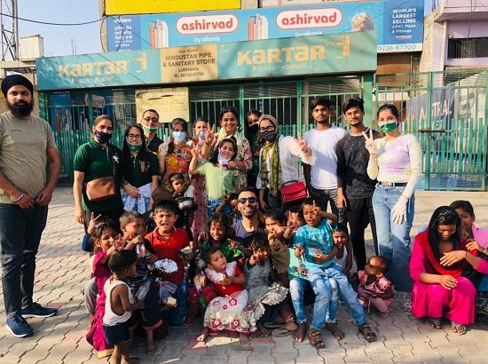 Khaanaleia & Robin Hood Army organize Food Drive at slums on Ludhiana-Delhi road