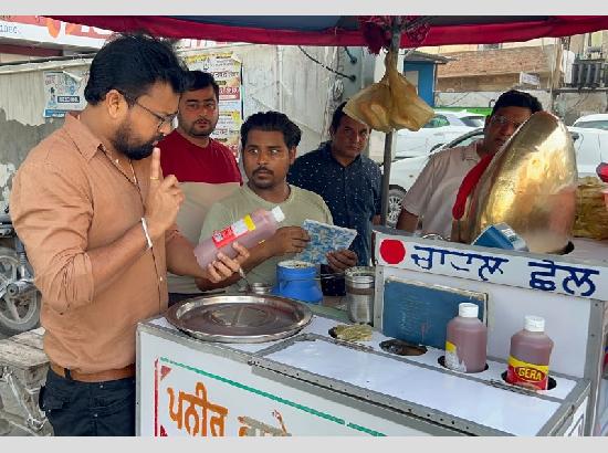 Food Safety Dept conducts surprise checks on street food vendors, restaurants in Ferozepur