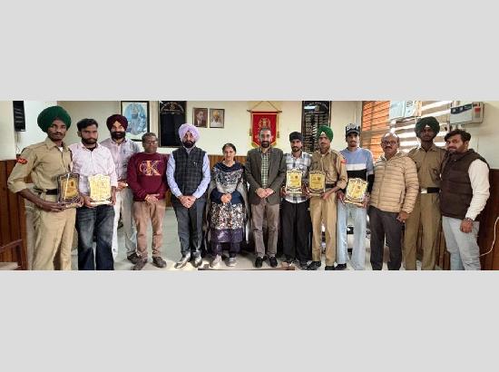 Distt Admin honours 8 border-area students selected as Agniveers