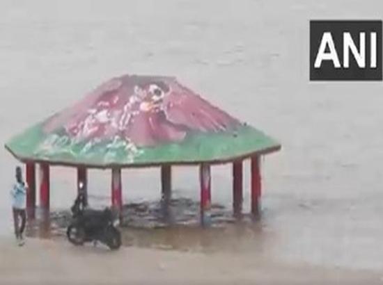 Water level rises in Yamuna, Arail Ghat submerged under water
