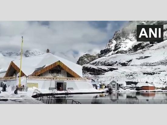 Heavy snowfall covers Shri Hemkund Sahib as shrine prepares for winter closure; Watch Video