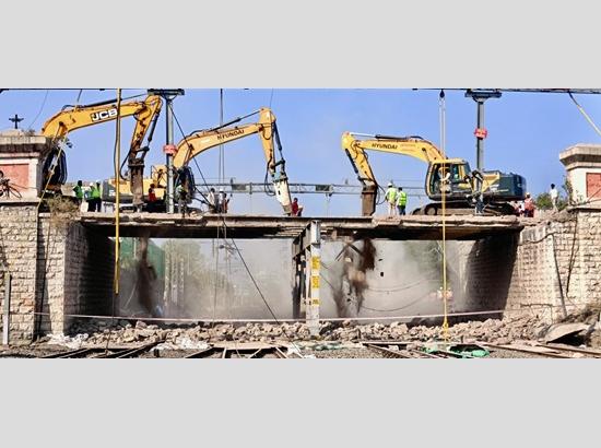 Central Railway successfully dismantles 103-year-old Railway Over Bridge