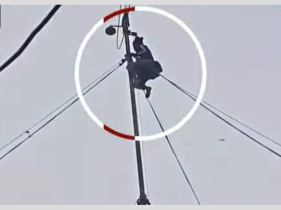 Breaking: Youth left hanging at 100-feet height while changing Nishan Sahib’s Chola