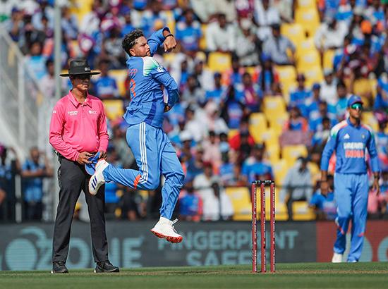 Asia Cricket Cup: Kuldeep's spin magic bundles Pakistan for 127; India to chase 128 ( Posted at 10.10 pm ) ( Watch Video also ) 