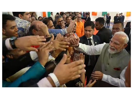 Indonesia: PM Modi receives warm welcome from Indian diaspora in Jakarta