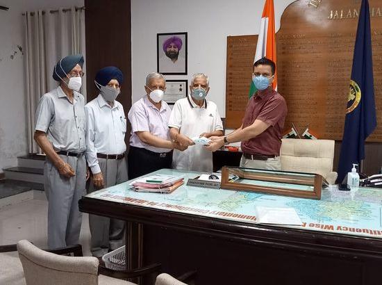 Jalandhar: Retired officers contribute Rs 70k to district relief society