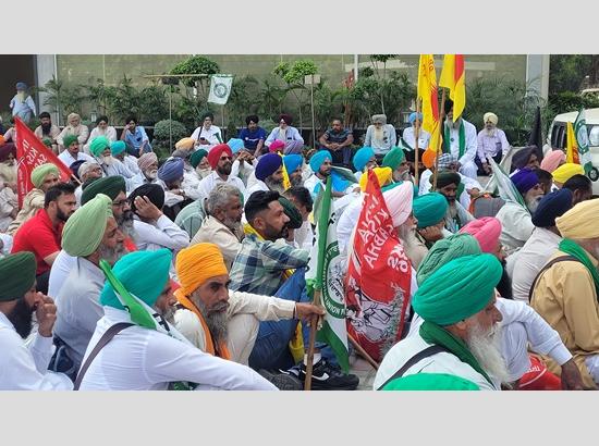 Farmers' dharna at Kisan Bhawan continues; View Pics