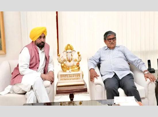 Punjab CM Bhagwant Mann Meets Governor at Lok Bhawan; Agenda Remains Unclear ( Watch Video) 