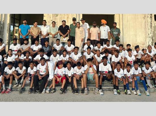 KBC distributes sports equipment to encourage young athletes 