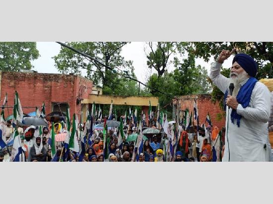 Farmers protest in Ferozepur against power privatisation, smart meters