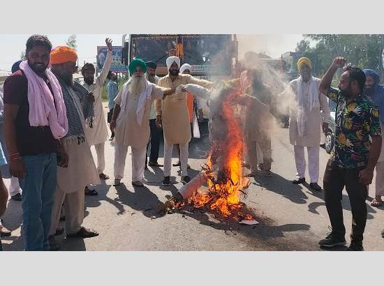 KMSC in protest burns effigies of Yogi and Modi, demands arrest of BJP Minister and his son