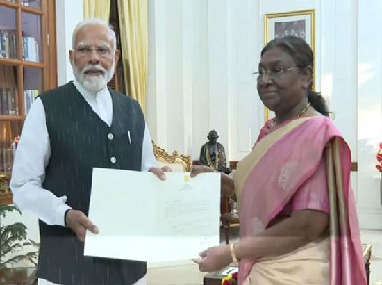 PM Modi meets President Murmu, stakes claim to form government