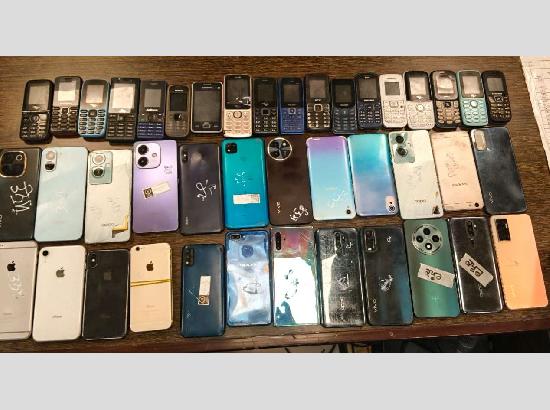 Youth involvement in crime a cause of concern; police bust snatching gang, 7 arrested with 42 mobiles