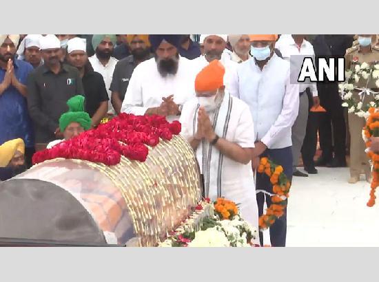 PM Modi pays homage to Parkash Singh Badal 