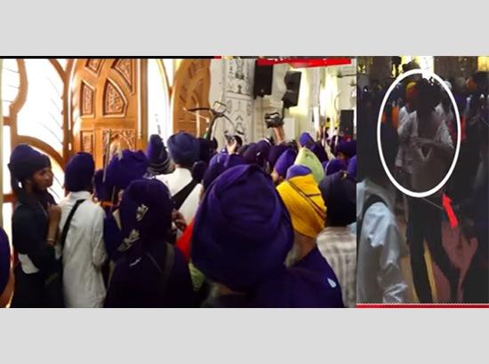 Breaking:Tension erupts at Gurdwara Singh Shaheedan Sohana over alleged assault