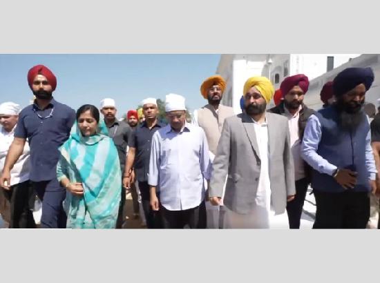 Arvind Kejriwal offers prayers at Golden Temple; Watch Video